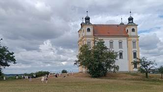 Ein Bild, das Gras, drauen, Himmel, Wolke enthlt.

Automatisch generierte Beschreibung