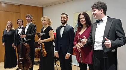 Ist mglicherweise ein Bild von 6 Personen, Violine, Oboe und Klarinette