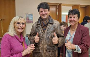 Ein Bild, das Menschliches Gesicht, Person, Kleidung, Lcheln enthlt.

Automatisch generierte Beschreibung