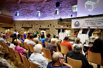 Ein Bild, das Kleidung, Mann, Person, Frau enthält.
Automatisch generierte Beschreibung