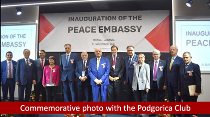 Immagine che contiene testo, persona, interni, inpiedi
Descrizione generata automaticamente